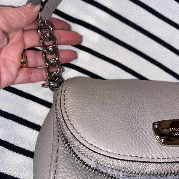 Michael Kors gray crossbody purse 7”x7”. So soft with lots of pockets - Picture 5 of 7
